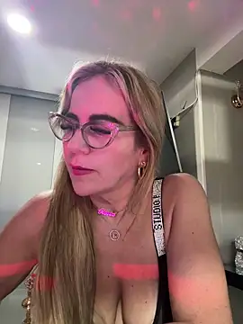 Snapshot of MISSLADYHONSON chatting on October 5, 2025, 8:12 am MISSLADYHONSON online show from October 5, 2025, 8:12 am
