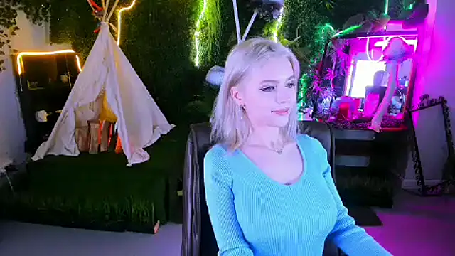 Snapshot of LeonaStane chatting on February 13, 2025, 5:11 pm LeonaStane online show from February 13, 2025, 5:11 pm