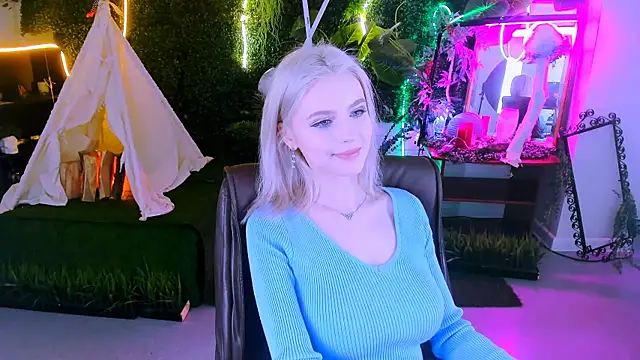 Snapshot of LeonaStane chatting on February 14, 2025, 12:09 am LeonaStane online show from February 14, 2025, 12:09 am
