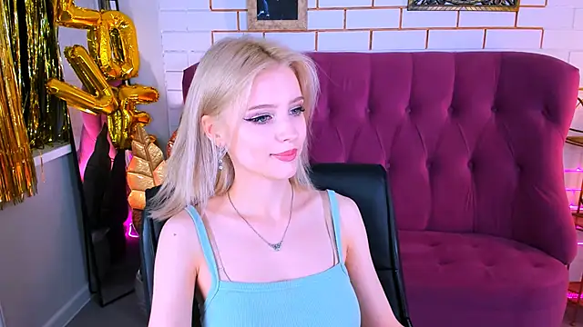 Snapshot of LeonaStane chatting on September 19, 2025, 5:02 pm LeonaStane online show from September 19, 2025, 5:02 pm