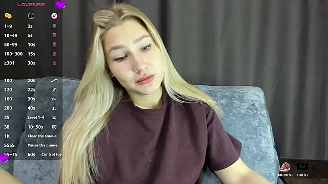 Snapshot of And1sa chatting on November 5, 2025, 11:10 am And1sa online show from November 5, 2025, 11:10 am