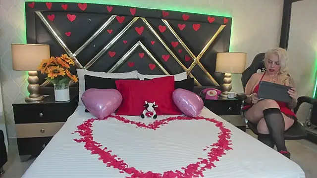 Snapshot of SophieWinsloow chatting on February 14, 2025, 12:57 pm SophieWinsloow online show from February 14, 2025, 12:57 pm