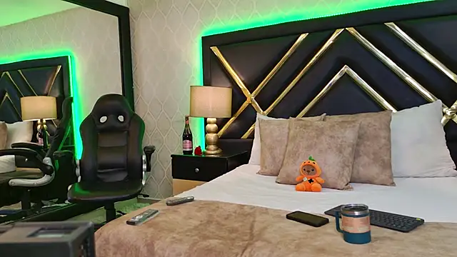 Snapshot of SophieWinsloow chatting on October 22, 2025, 1:33 pm SophieWinsloow online show from October 22, 2025, 1:33 pm