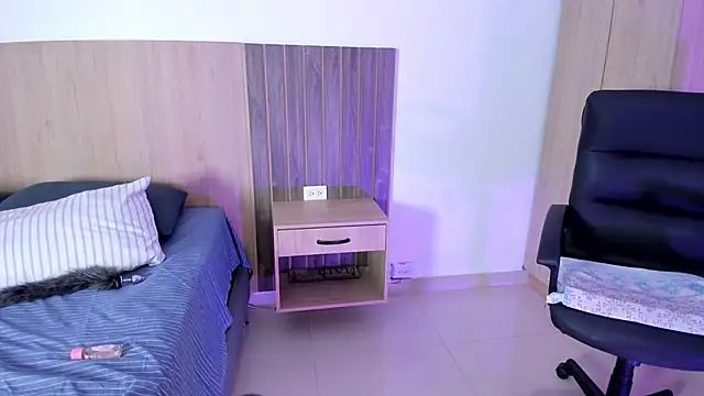 Mia cm online show from March 21, 2025, 10:39 pm