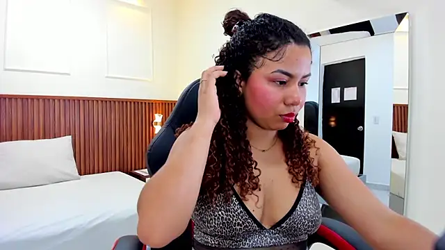 MELINAMARTINS online show from February 18, 2025, 7:41 pm