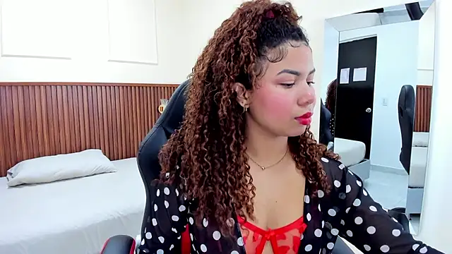 MELINAMARTINS online show from February 24, 2025, 7:41 pm