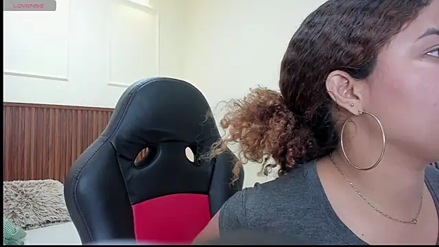 MELINAMARTINS online show from October 17, 2025, 7:27 pm