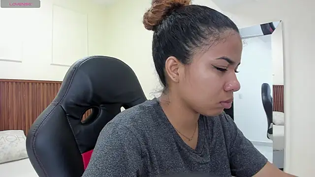 MELINAMARTINS online show from November 5, 2025, 7:36 pm