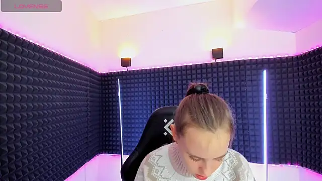 Snapshot of Lika_0ne chatting on February 21, 2025, 6:48 pm Lika 0ne online show from February 21, 2025, 6:48 pm