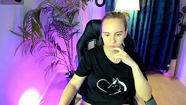 Snapshot of Lika_0ne chatting on October 17, 2025, 9:56 am Lika 0ne online show from October 17, 2025, 9:56 am