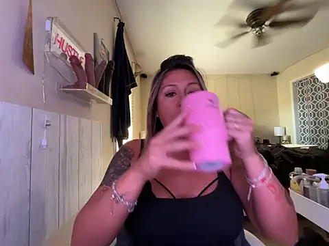 Snapshot of bossyroxy84 chatting on October 1, 2025, 5:08 pm bossyroxy84 online show from October 1, 2025, 5:08 pm