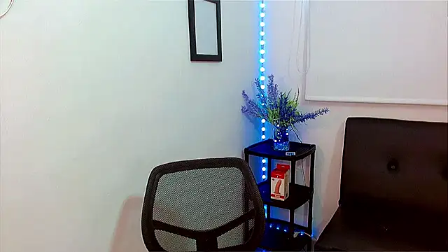 Snapshot of Emilybateee chatting on February 19, 2025, 7:05 pm Emilybateee online show from February 19, 2025, 7:05 pm