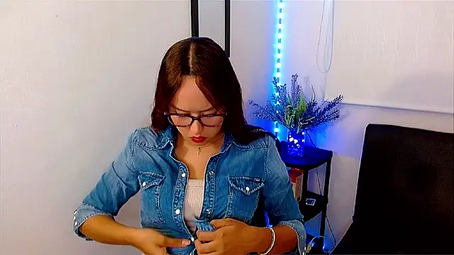 Snapshot of Emilybateee chatting on February 20, 2025, 7:19 pm Emilybateee online show from February 20, 2025, 7:19 pm