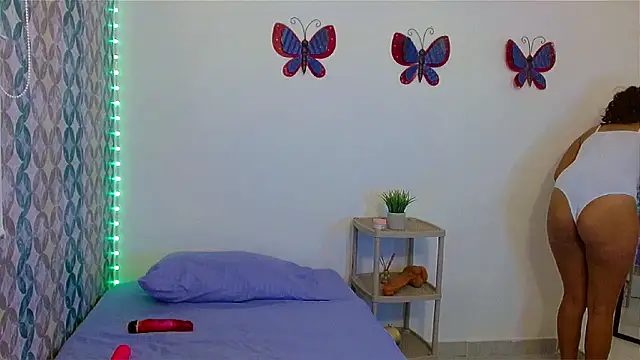 Snapshot of Emilybateee chatting on February 27, 2025, 5:47 pm Emilybateee online show from February 27, 2025, 5:47 pm