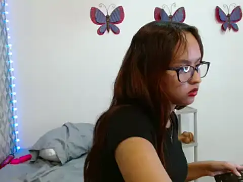 Snapshot of Emilybateee chatting on March 7, 2025, 11:16 pm Emilybateee online show from March 7, 2025, 11:16 pm