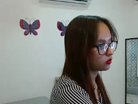 Snapshot of Emilybateee chatting on March 8, 2025, 9:51 pm Emilybateee online show from March 8, 2025, 9:51 pm