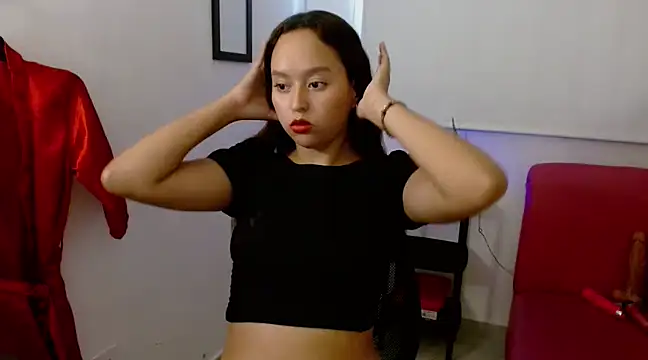 Snapshot of Emilybateee chatting on March 21, 2025, 7:24 pm Emilybateee online show from March 21, 2025, 7:24 pm