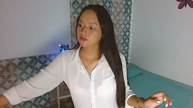 Snapshot of Emilybateee chatting on November 3, 2025, 3:24 pm Emilybateee online show from November 3, 2025, 3:24 pm