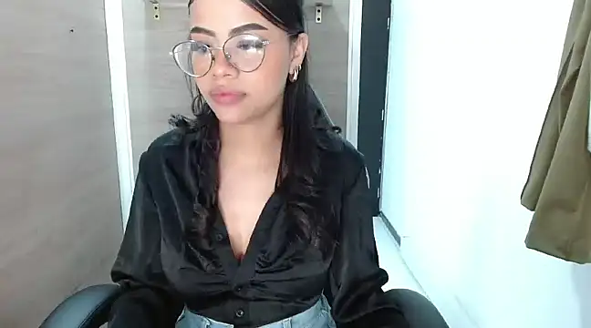 Snapshot of Sussan_love01 chatting on February 18, 2025, 2:16 pm Sussan love01 online show from February 18, 2025, 2:16 pm