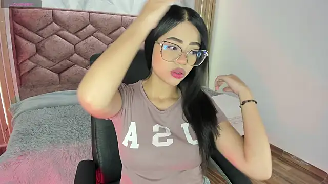 Snapshot of Sussan_love01 chatting on October 6, 2025, 12:02 pm Sussan love01 online show from October 6, 2025, 12:02 pm