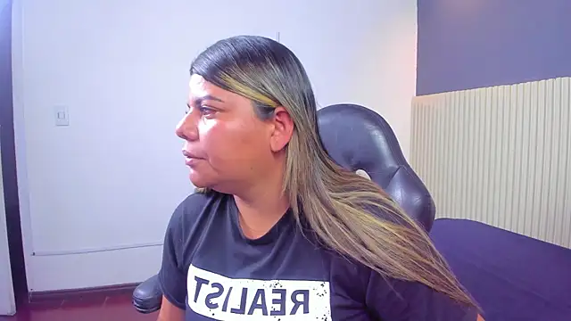 Aida-nicolle online show from September 15, 2025, 10:04 am