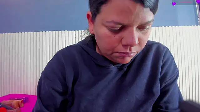 Aida-nicolle online show from November 29, 2025, 9:56 am