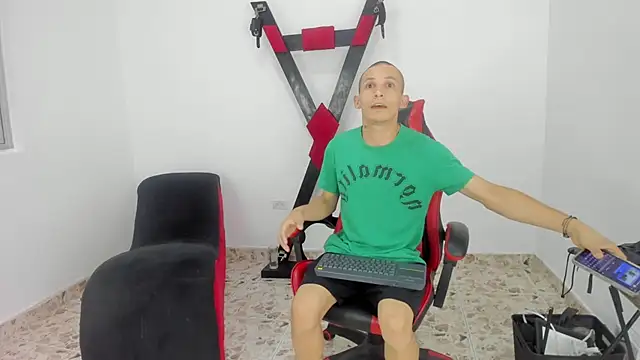 Snapshot of Isak_Millan chatting on October 14, 2025, 1:34 pm Isak Millan online show from October 14, 2025, 1:34 pm