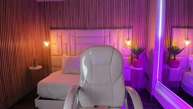 MelanieHillss online show from November 25, 2025, 4:45 am