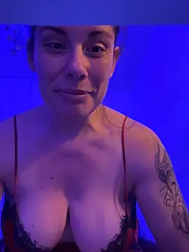 Snapshot of Lar0uch chatting on February 19, 2025, 7:27 pm Lar0uch online show from February 19, 2025, 7:27 pm