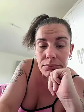 Snapshot of Lar0uch chatting on March 20, 2025, 6:08 am Lar0uch online show from March 20, 2025, 6:08 am