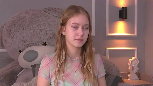 EveMundie online show from March 2, 2025, 10:14 am