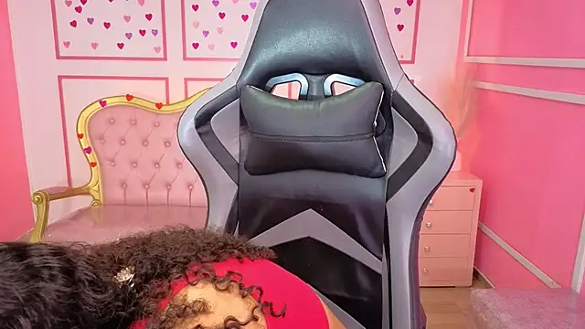 danatella a online show from December 14, 2025, 1:16 pm