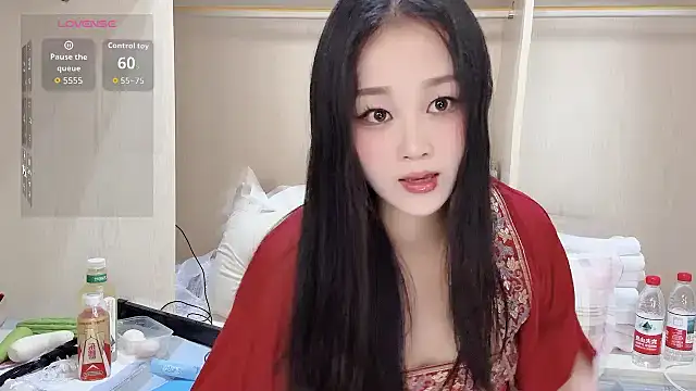 yueyue2003 online show from November 14, 2025, 4:33 am