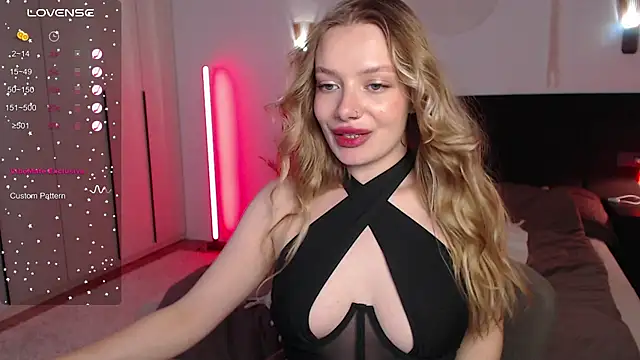 Snapshot of LunaticaBae chatting on March 4, 2025, 3:55 am LunaticaBae online show from March 4, 2025, 3:55 am