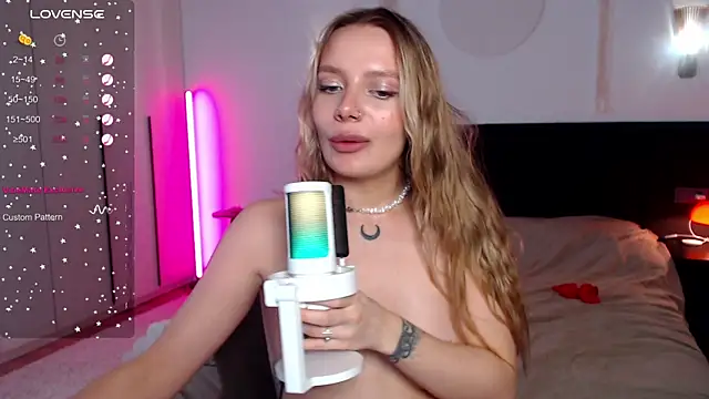 Snapshot of LunaticaBae chatting on March 15, 2025, 7:20 am LunaticaBae online show from March 15, 2025, 7:20 am