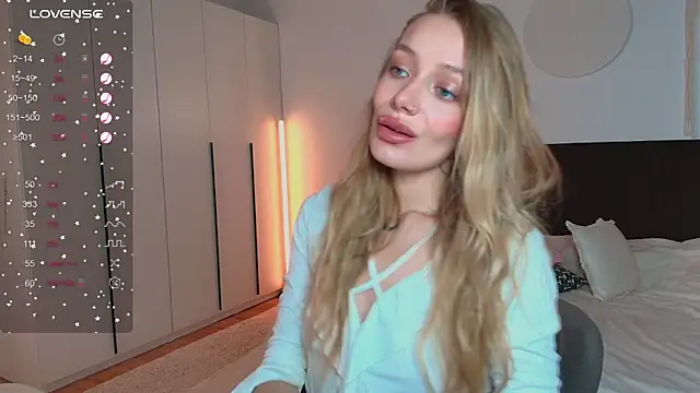 Snapshot of LunaticaBae chatting on September 15, 2025, 4:45 am LunaticaBae online show from September 15, 2025, 4:45 am