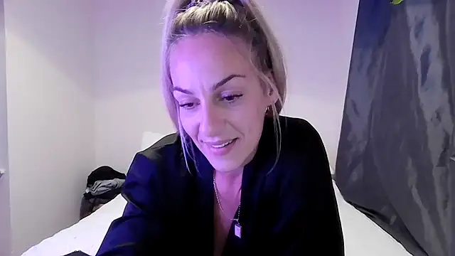 Snapshot of Edenfox- chatting on September 19, 2025, 10:32 pm Edenfox- online show from September 19, 2025, 10:32 pm