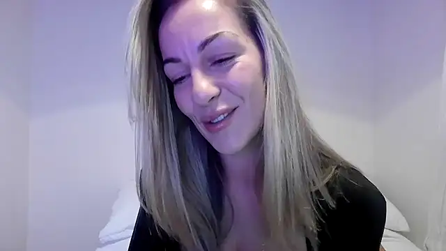 Snapshot of Edenfox- chatting on November 6, 2025, 11:00 am Edenfox- online show from November 6, 2025, 11:00 am