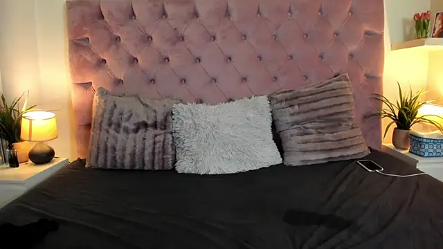 MaiaMini online show from March 4, 2025, 2:49 am