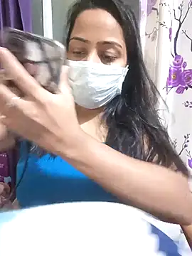 COZY ROZI online show from November 10, 2025, 4:17 pm