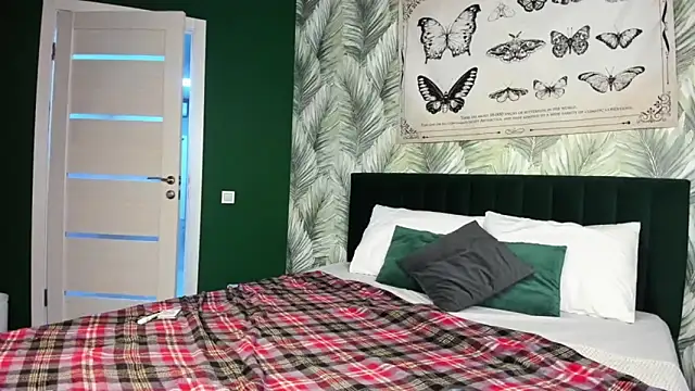 boozekirs  online show from November 24, 2025, 3:17 am