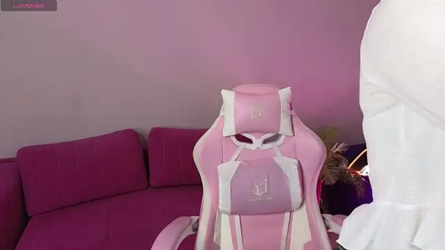 KristinMoore online show from November 12, 2025, 8:04 am