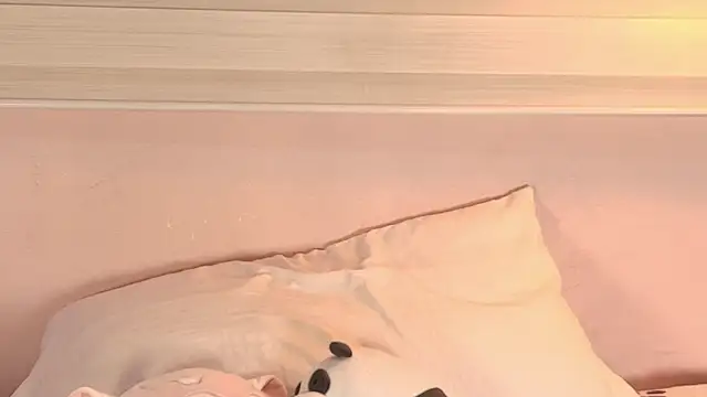 Snapshot of emily_sweett24 chatting on November 16, 2025, 12:33 pm emily sweett24 online show from November 16, 2025, 12:33 pm