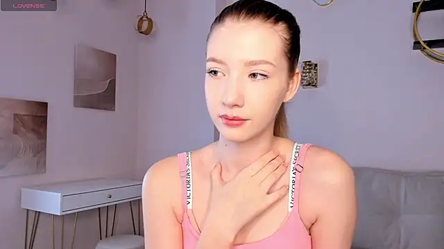 SunnivaCovil online show from March 3, 2025, 11:22 am