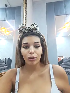 Bella Posh online show from October 7, 2025, 4:53 am