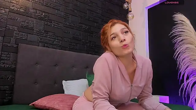 Snapshot of Maite_Smith_ chatting on October 16, 2025, 12:17 pm Maite Smith online show from October 16, 2025, 12:17 pm