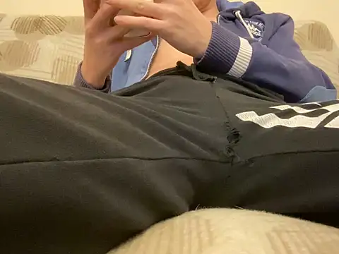 Snapshot of LrgPns chatting on December 15, 2025, 8:02 pm LrgPns online show from December 15, 2025, 8:02 pm