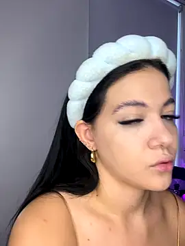 MiiaParker6972 online show from September 18, 2025, 9:50 pm