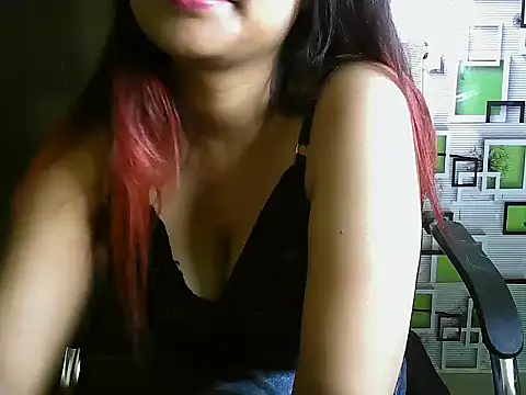 Snapshot of UrHoneyBae chatting on March 17, 2025, 7:58 pm UrHoneyBae online show from March 17, 2025, 7:58 pm