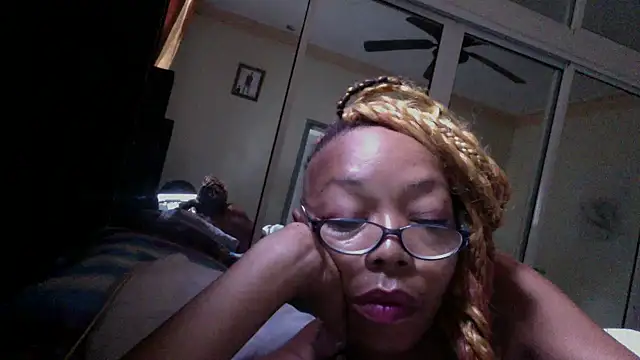 Snapshot of Ladyzee25 chatting on October 17, 2025, 1:03 pm Ladyzee25 online show from October 17, 2025, 1:03 pm